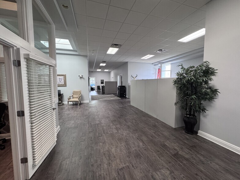 More Photos Of 2030 Bee Ridge Rd, Sarasota Office Residential For Sale