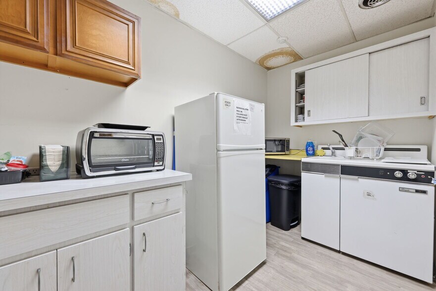 More Photos Of 1568 Woodbourne Rd, Levittown Office For Lease