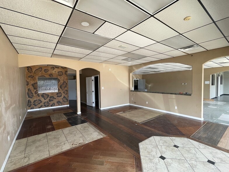 More Photos Of 701 E Main St, Tomball Storefront For Lease