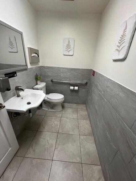 More Photos Of 5008 W Glendale Ave, Glendale Medical For Lease