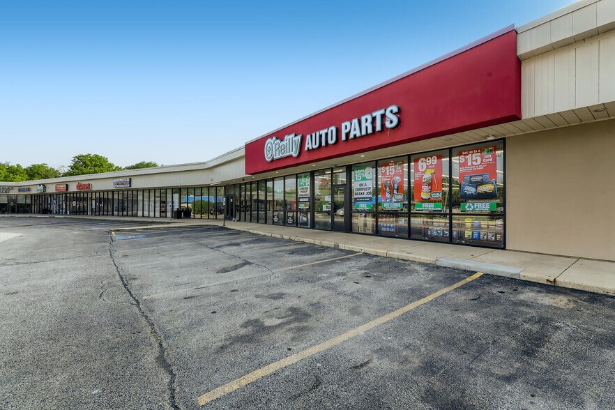 More Photos Of 805-845 N Roselle Rd, Schaumburg Unknown For Lease