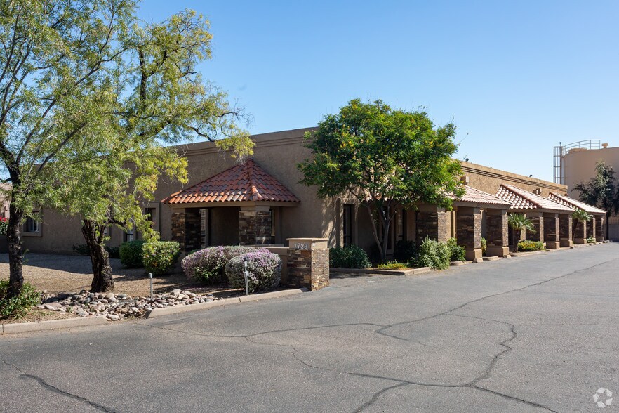 More Photos Of 7729 E Greenway Rd, Scottsdale Light Distribution For Lease