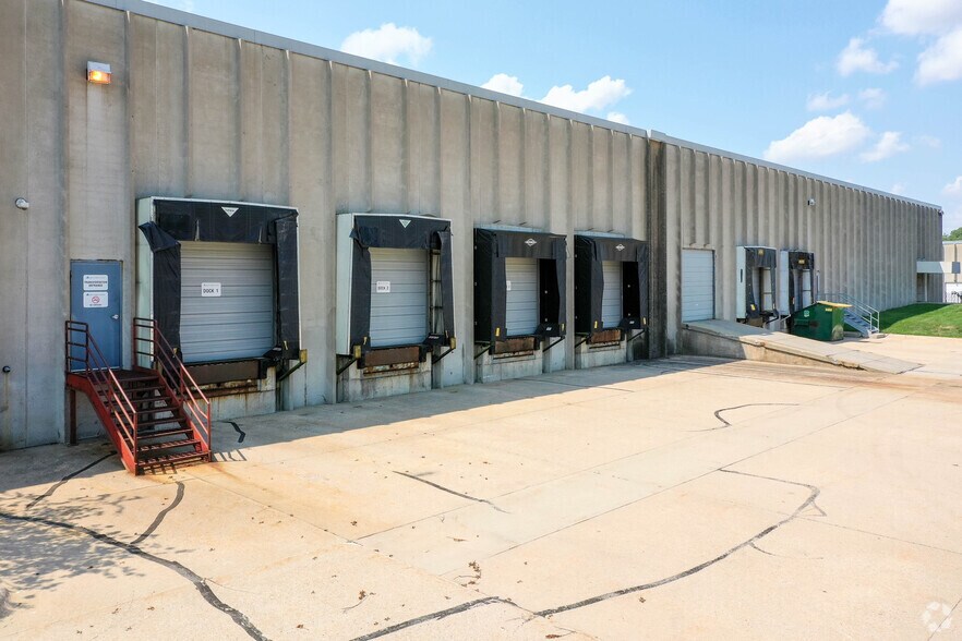 More Photos Of 10909-10913 E Cir, Omaha Warehouse For Lease