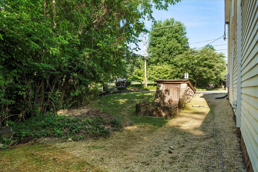 More Photos Of 159 N Sycamore St, Newtown Office For Lease