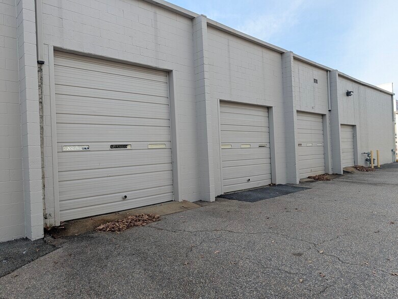 More Photos Of 1822 Todds Ln, Hampton Freestanding For Lease