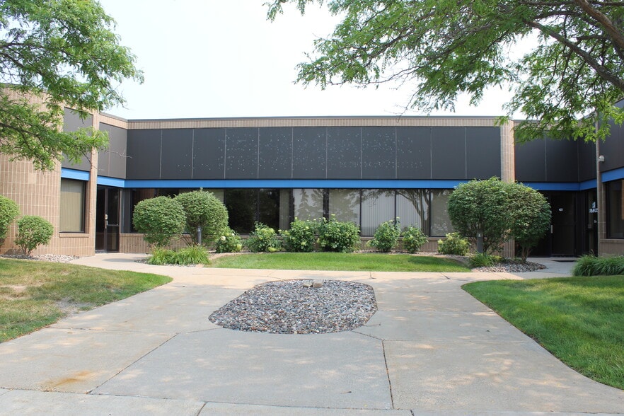 More Photos Of 401-429 W Travelers Trl, Burnsville Research And Development For Lease
