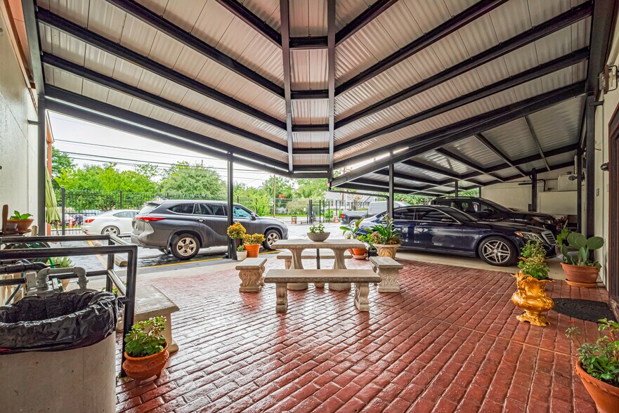 More Photos Of 1920 N Memorial Way, Houston Loft Creative Space For Lease