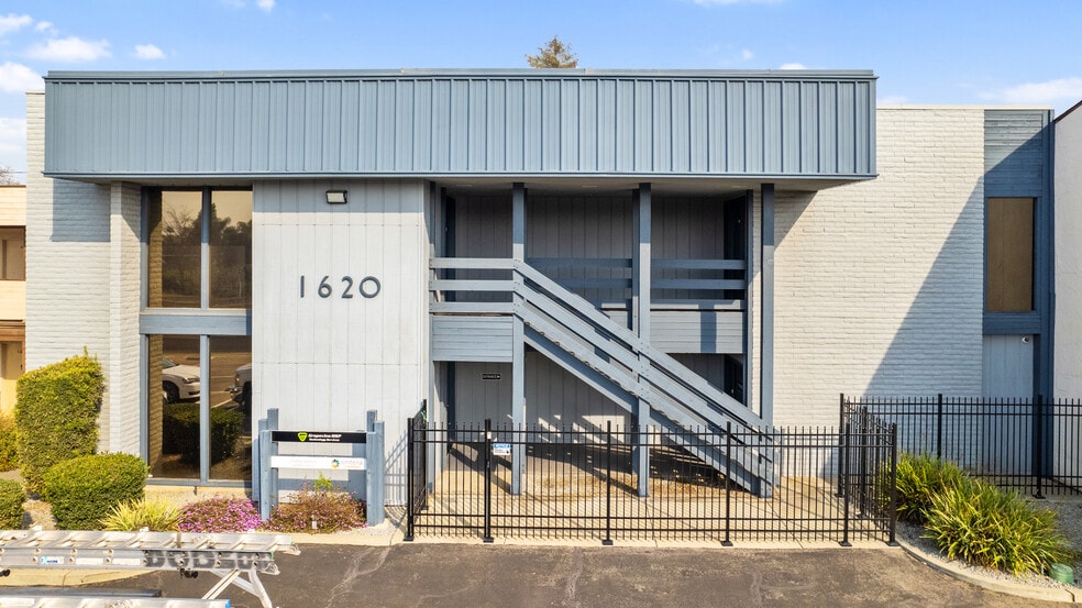 More Photos Of 1620 W Mineral King Ave, Visalia Office For Sale