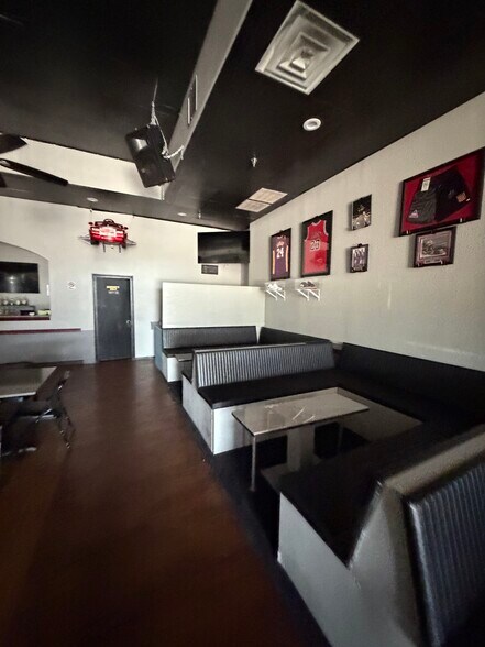 More Photos Of 140 Collins Rd, Richmond Storefront For Lease