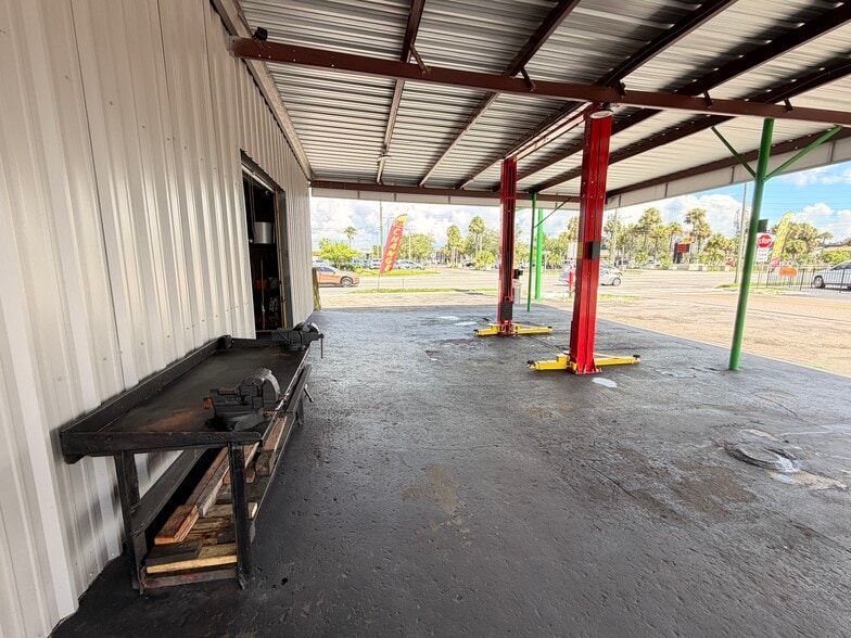 More Photos Of 5100 34th St N, Saint Petersburg Auto Repair For Sale