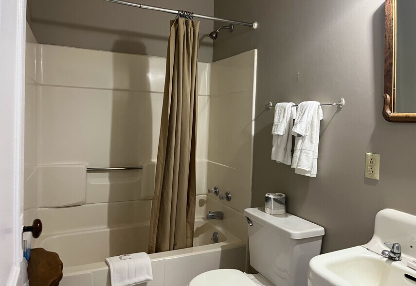 More Photos Of 101 E Bridge Ave, Saratoga Hotel For Sale