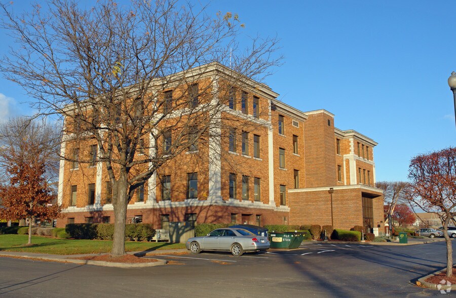 More Photos Of 2117 State St, Bettendorf Office For Lease