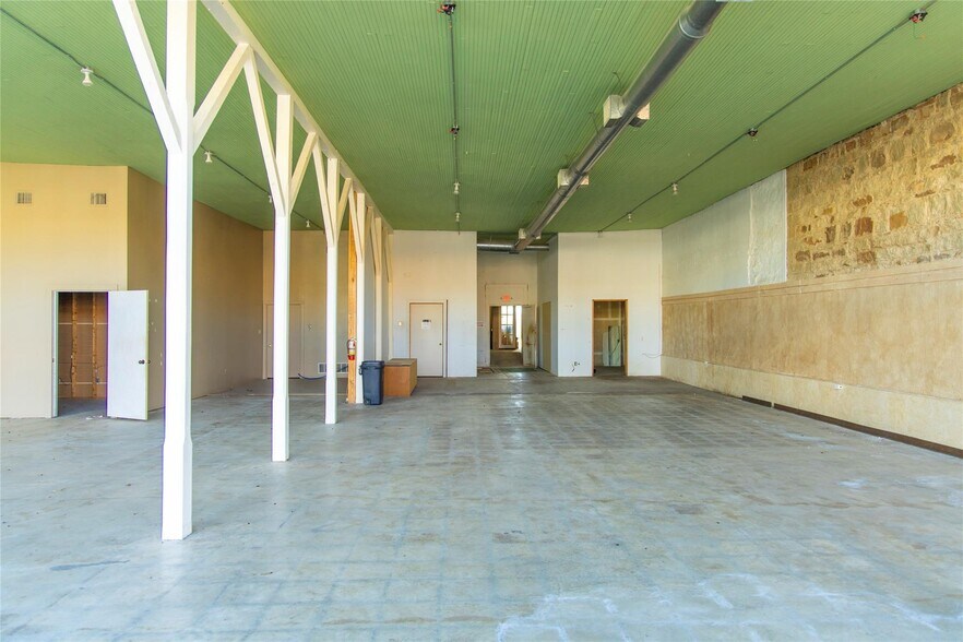 More Photos Of 1020 Halsell St, Bridgeport Flex For Sale