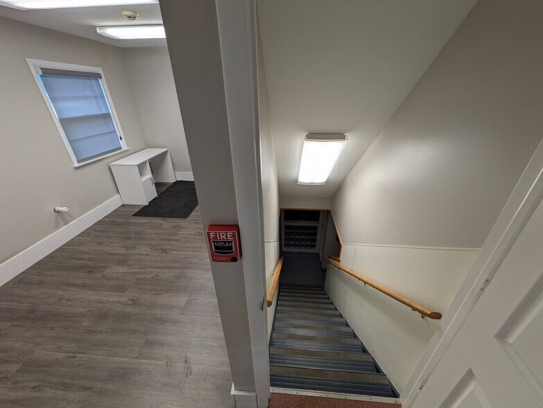 More Photos Of 2527 W Dublin Granville Rd, Columbus Veterinarian Kennel For Sale