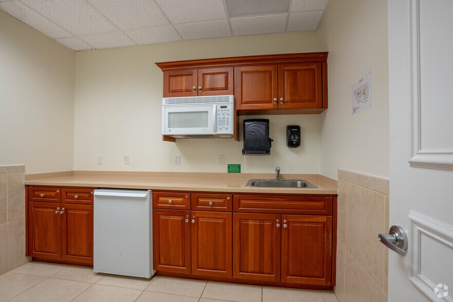 More Photos Of 5621 Strand Blvd, Naples Unknown For Lease