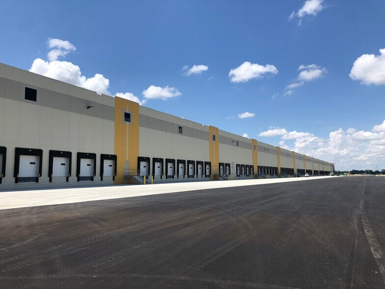 More Photos Of 1020 Enterprise Pkwy, West Jefferson Distribution For Lease
