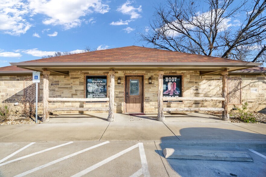 More Photos Of 2524 Carson St, Haltom City Storefront Retail Office For Sale