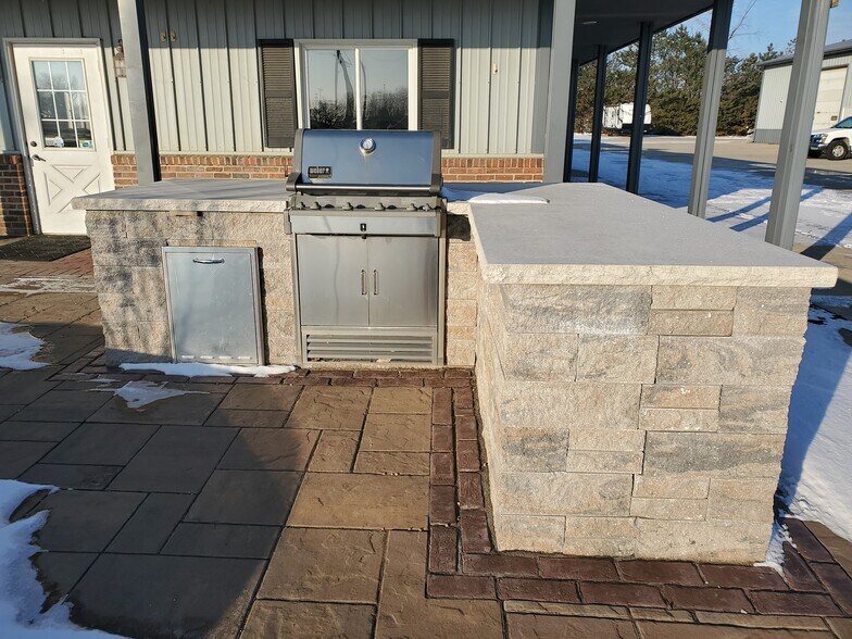 More Photos Of 1804 N Towanda Barnes Rd, Bloomington Flex For Lease