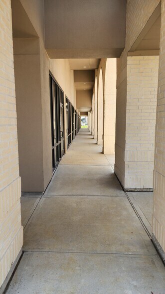 More Photos Of 5518 Queenston Blvd, Houston General Retail For Lease