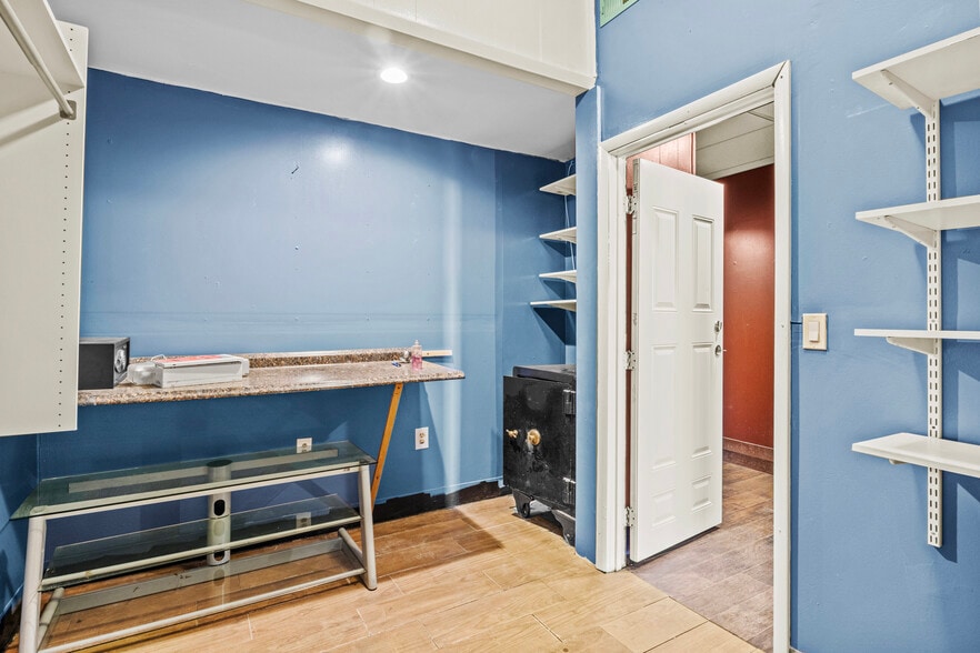 More Photos Of 1415-1419 Leestown Rd, Lexington General Retail For Sale