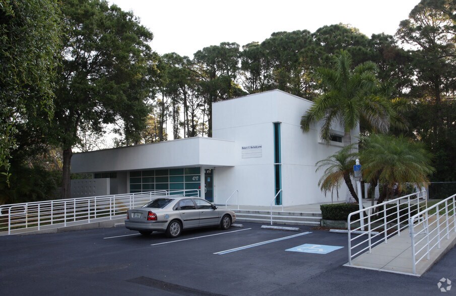 Primary Photo Of 4717 Swift Rd, Sarasota Medical For Sale
