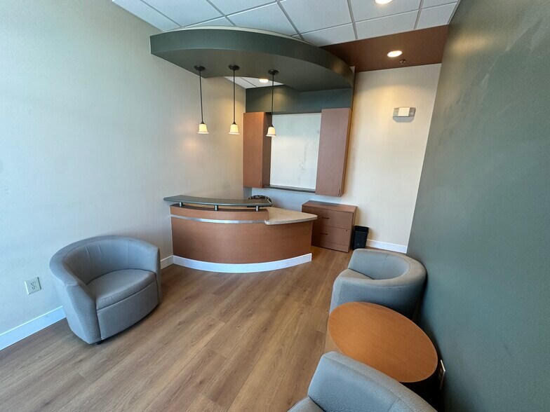 More Photos Of 15255 N 40th St, Phoenix Medical For Lease