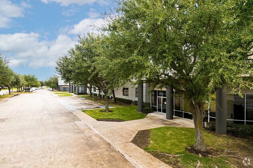 More Photos Of 1800 10th St, Plano Warehouse For Lease