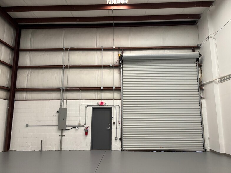 More Photos Of 3930-3950 Saint Johns Pky, Sanford Flex For Lease