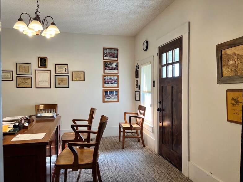 More Photos Of 306 N Austin St, Comanche Office For Sale