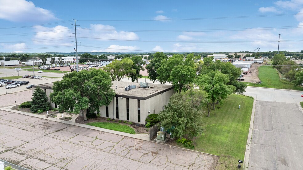 More Photos Of 1600 E Benson Rd, Sioux Falls Office For Sale