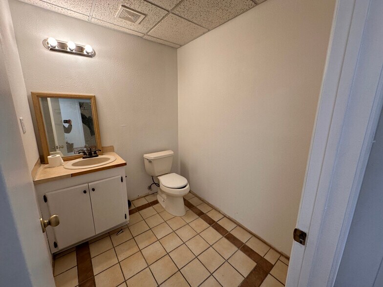 More Photos Of 1011 E 7th St, Odessa Office For Lease