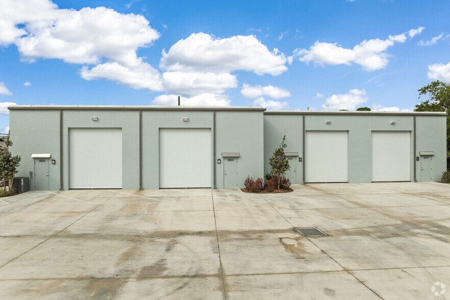 More Photos Of 3931 SE Commerce Ave, Stuart Warehouse For Lease