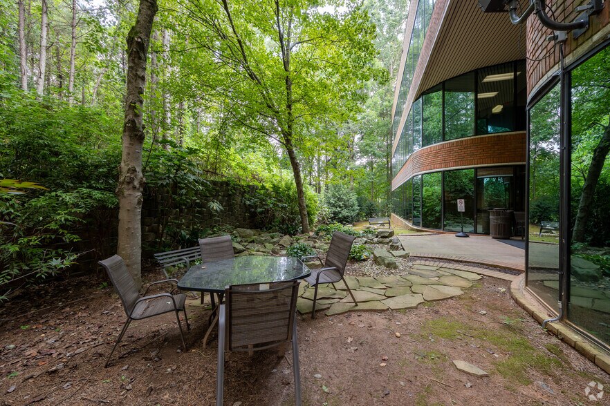 More Photos Of 9755 Dogwood Rd, Roswell Office For Lease