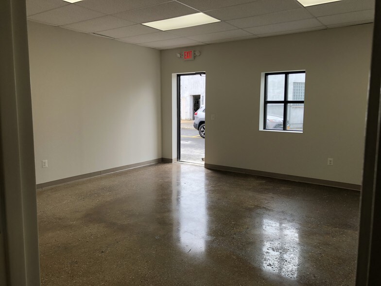 More Photos Of 40 Brook Ave, Deer Park Warehouse For Lease