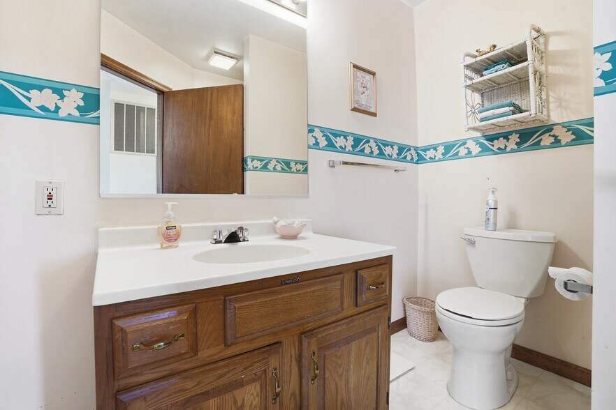 More Photos Of 120 Milford Hill Ln, Milford Flex For Sale
