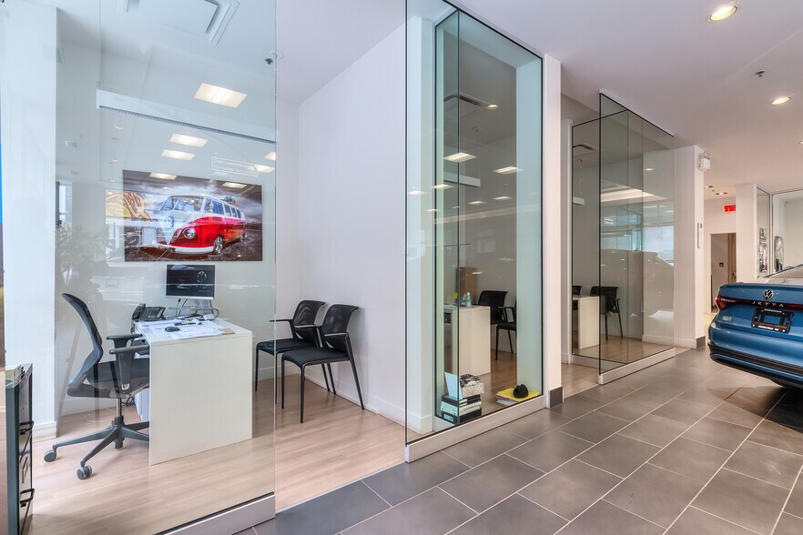 More Photos Of 322-324 Rue Peel, Montréal Auto Dealership For Lease