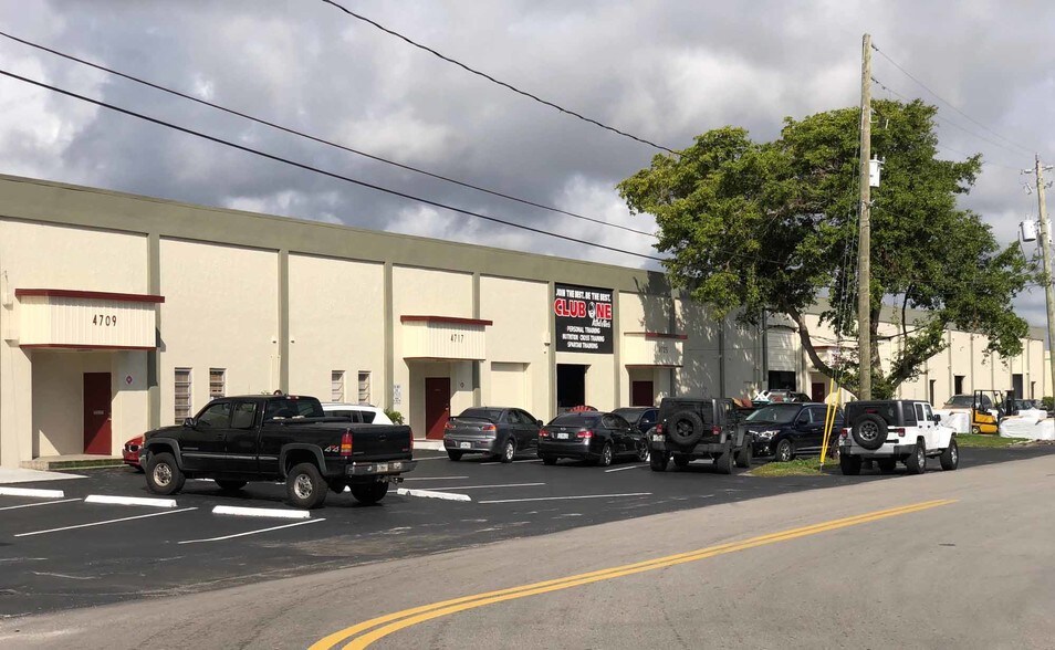More Photos Of 4701-4755 NE 12th Ave, Oakland Park Warehouse For Lease