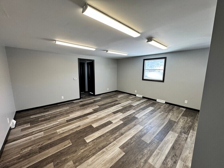 More Photos Of 810 Carlton Dr, Bentleyville Office For Lease