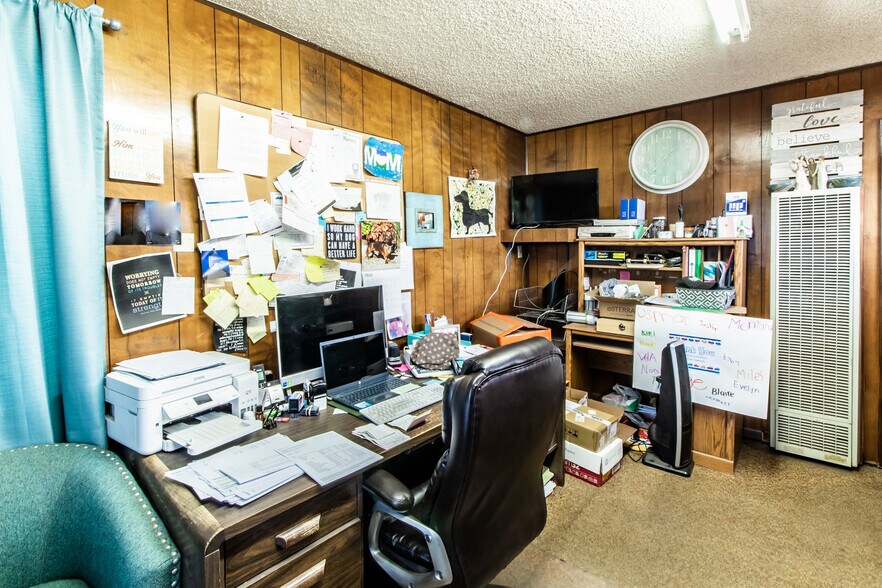 More Photos Of 404 Navajo Blvd, Holbrook Service Station For Sale