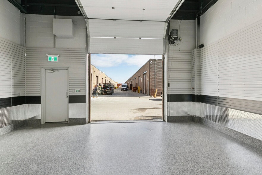More Photos Of 2721 Markham Rd, Toronto Showroom For Sale