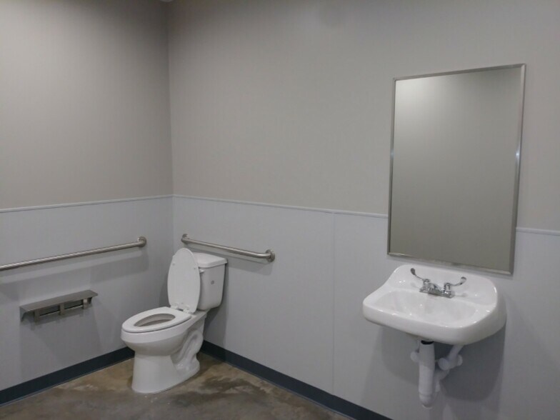 More Photos Of 16311-16315 Dundee Rd, Cypress Warehouse For Lease