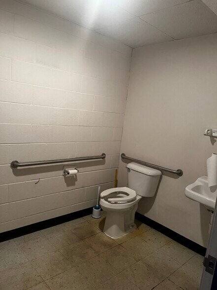 More Photos Of 3857 24th Ave, Fort Gratiot Storefront For Lease