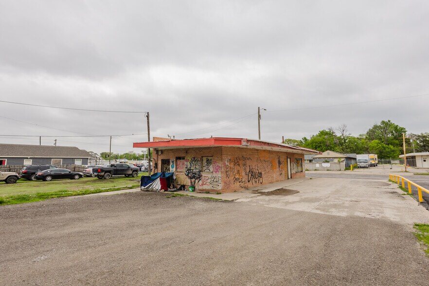 More Photos Of 2033 S Broadway St, Wichita Bar For Sale