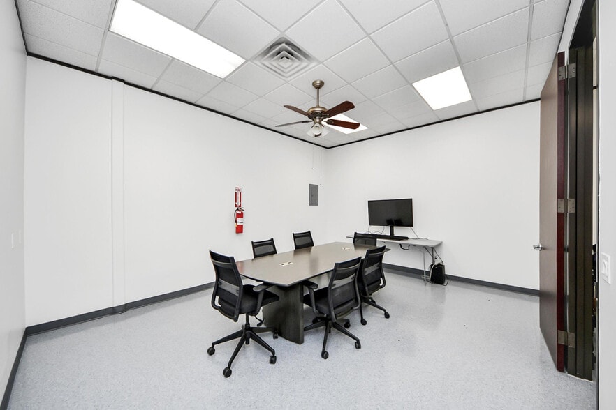 More Photos Of 1335 Space Park Dr, Houston Office For Lease