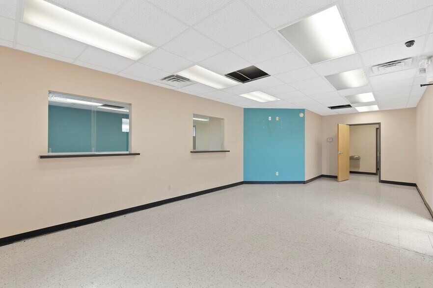 More Photos Of 327 E Airport Dr, Carthage Medical For Sale