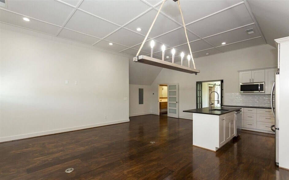 More Photos Of 911 Creekside Ct, Helena Storefront Retail Residential For Sale