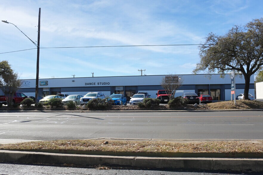 More Photos Of 7939-7951 Mainland Dr, San Antonio Warehouse For Lease