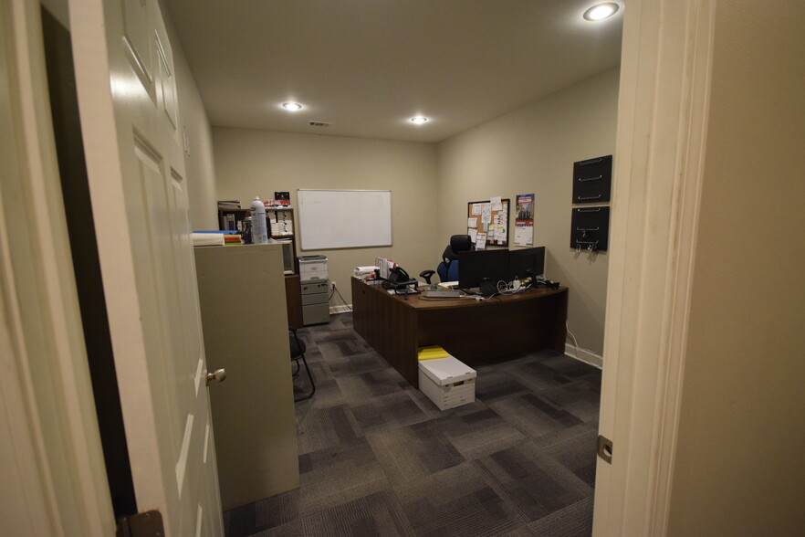 More Photos Of 170 Commerce Rd, Conway Warehouse For Lease