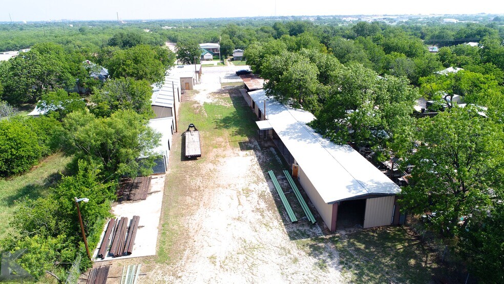 More Photos Of 411 E South 11th St, Abilene Warehouse For Lease