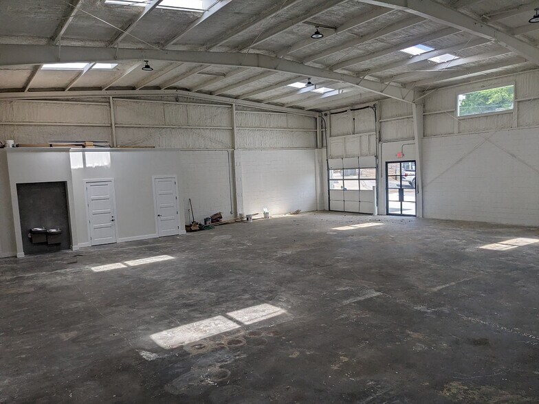 More Photos Of 1731 Taylor St NW, Atlanta Showroom For Lease